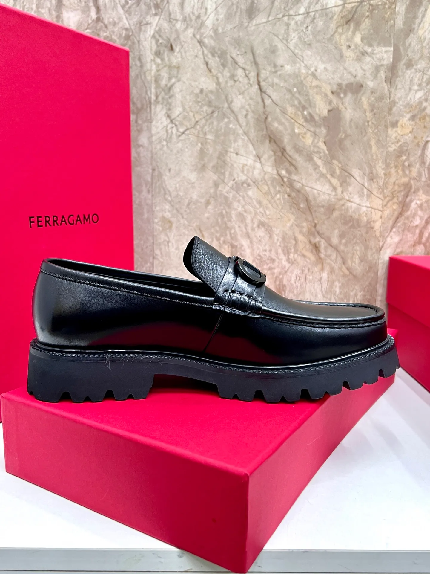 Original quality P580 Brand: Ferragamo Standard size: Men's size 38/44 (45.46 can be customized) Grade: Same style as the official website High-quality men's shoes Material: Customized first-layer calfskin with water-dyed cowhide lining Cowhide tiptoe Original non-slip and wear-resistant rubber outsole Style category: Men's formal business leather shoes are young and fashionable European and American trends British style Casual matching and comfortable feet Color: actual picture